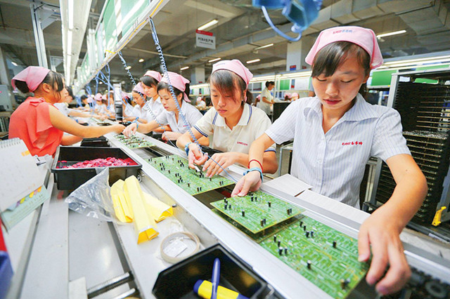 为什么东莞工厂工资那么低, 还有不少人待在厂里不愿换?